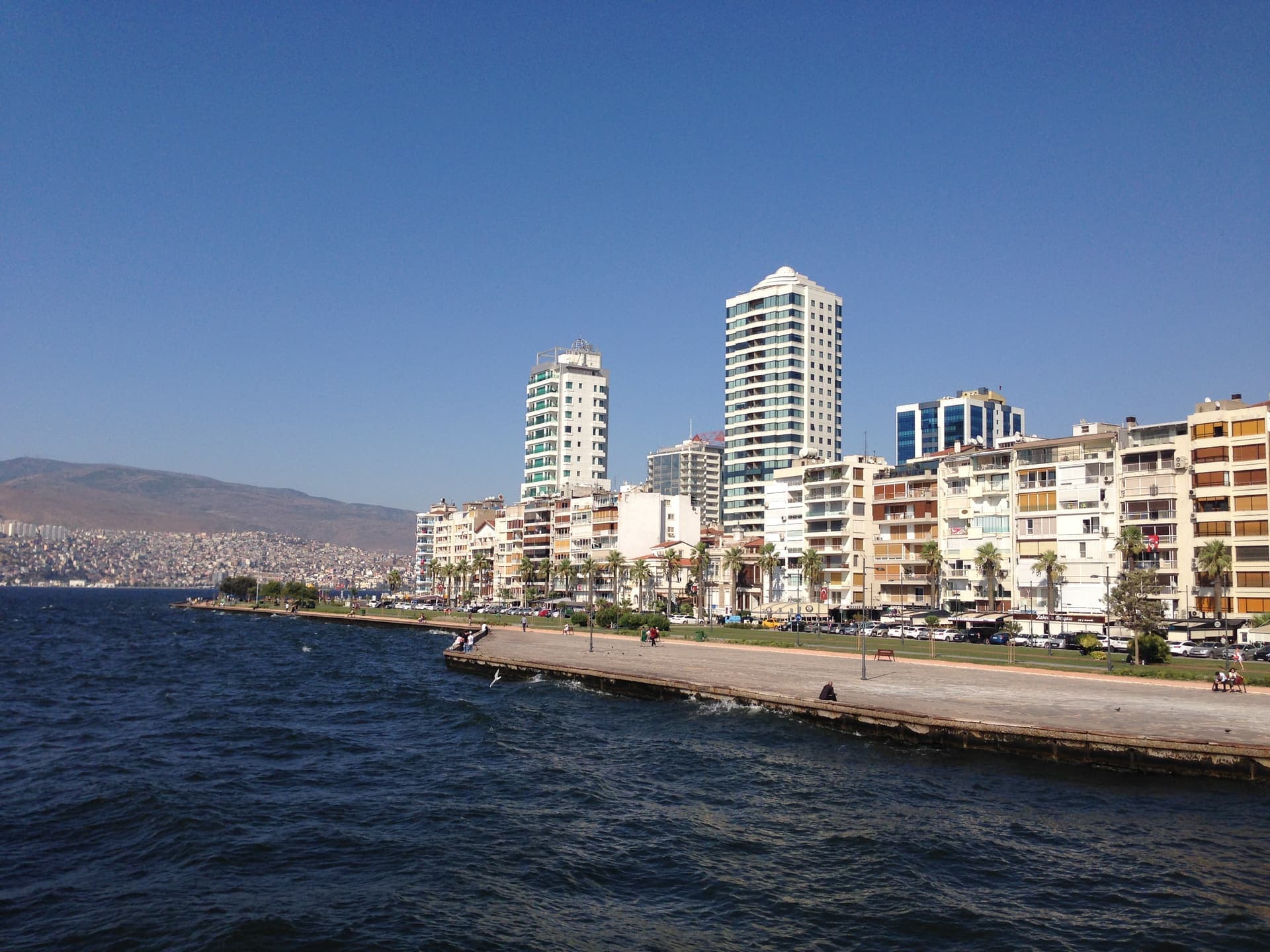 İzmir kıyı şeridi ve Alsancak, körfezden görünüm